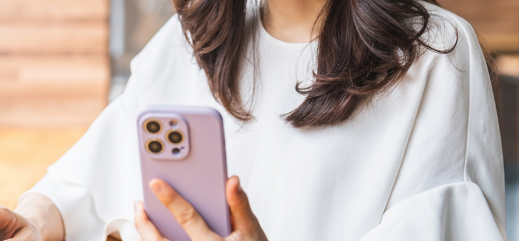 スマートフォンを見る女性